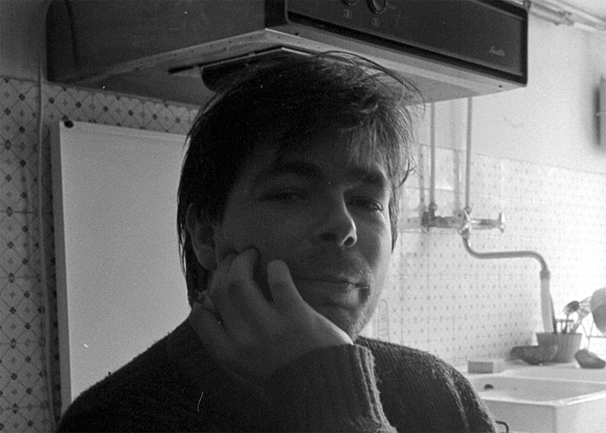 Prise de vue en noir et blanc, réalisée par Xavier Bolfan, de photographies pendant les années 1978/1982 de Pierre Tomy Le Boucher à Versailles - Photo 43